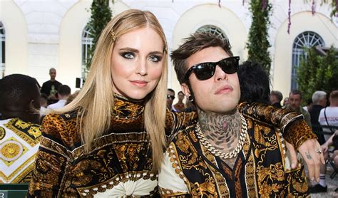 Pantaloni Primavera 2021: quelli Versace del look Fedez a Sanremo.